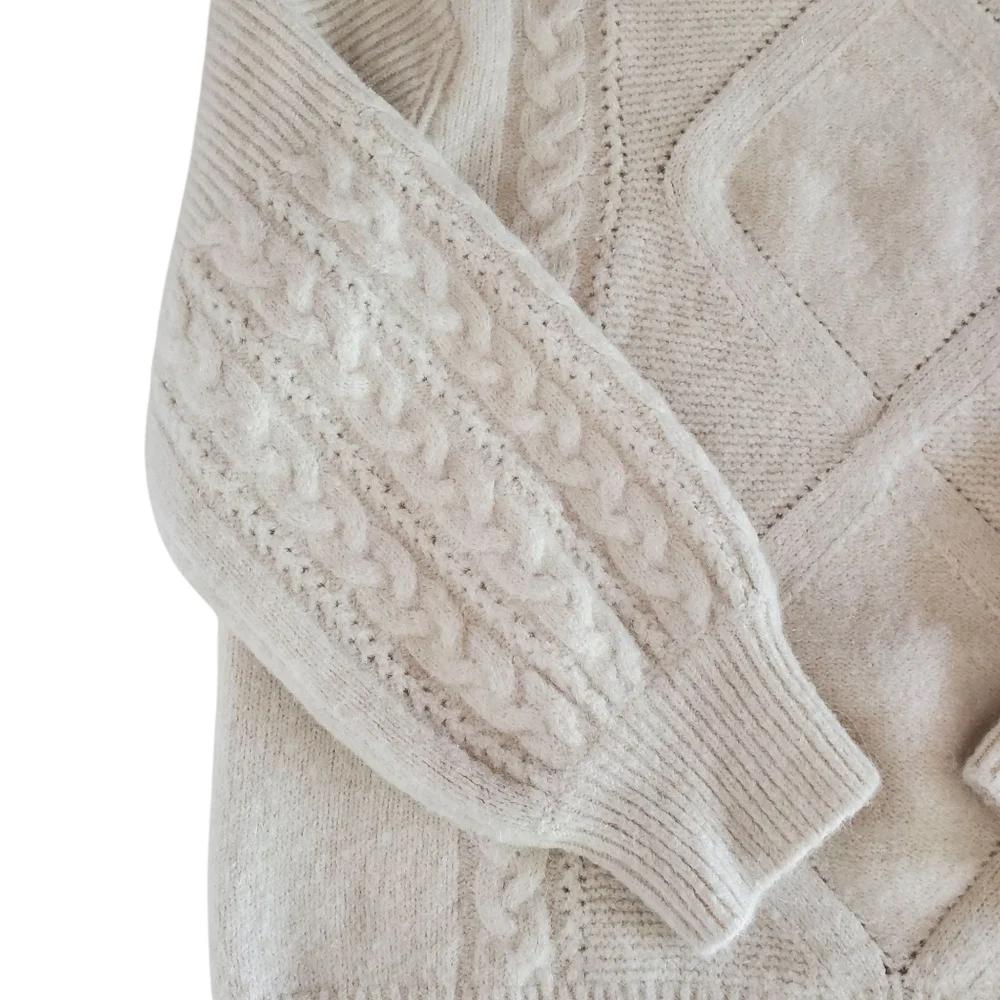a LOVES a Biege Alpaca/Wool Blend Cable Knit Turtle Neck Balloon Sleeve‎ Sweater